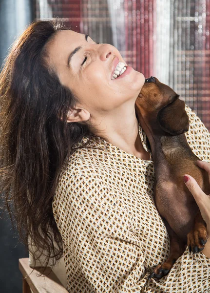 Aantrekkelijke vrouw spelen met hond — Stockfoto