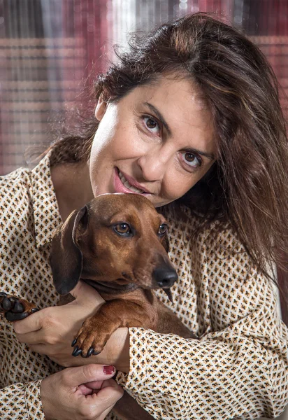Aantrekkelijke vrouw spelen met hond — Stockfoto