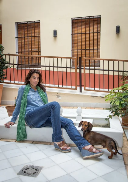 Atractiva mujer jugando con el perro —  Fotos de Stock