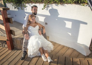 Düğün günü deniz ve ormanın içinde