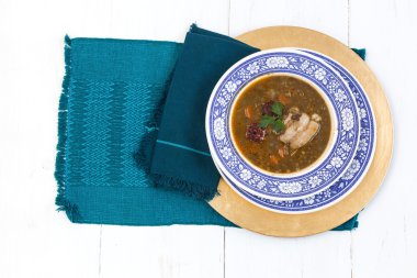 Geleneksel İspanyol mercimek ve sosis ile domuz eti güveç