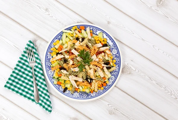 Nudelsalat mit Hühnchen und Mais-Tomatengurke — Stockfoto