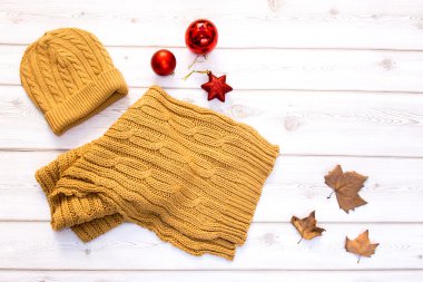 Erkekler için çeşitli giysi ve aksesuar seti