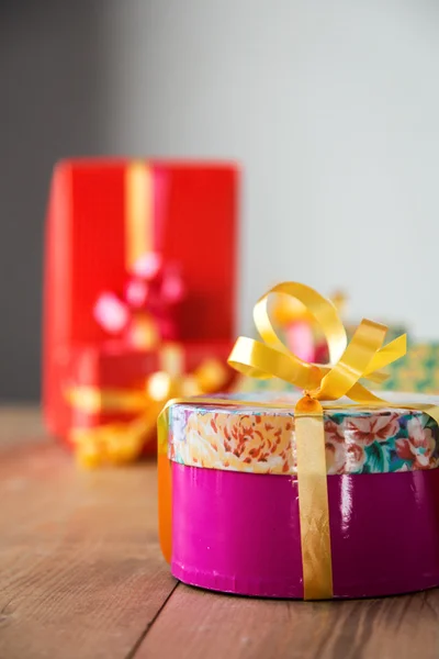 Geschenkboxen mit farbigem Papier — Stockfoto