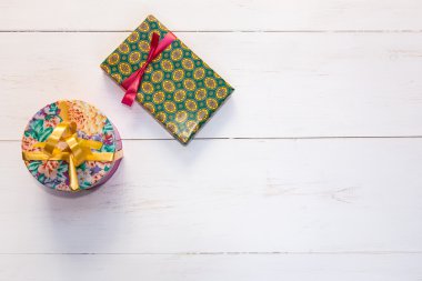 Hediye kutuları ile renkli kağıt