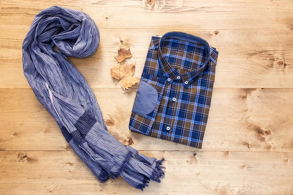 Schal und Hemd auf Holzbrett — Stockfoto