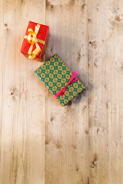 Geschenkboxen mit farbigem Papier — Stockfoto