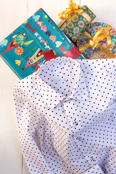 Chemise à pois avec boîtes cadeaux — Photo