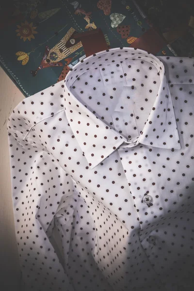 Camisa lunares con cajas de regalo — Foto de Stock