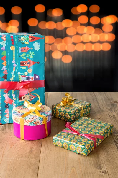 Geschenkboxen mit farbigem Papier — Stockfoto