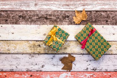 Hediye kutuları ile renkli kağıt ile sonbahar yaprakları