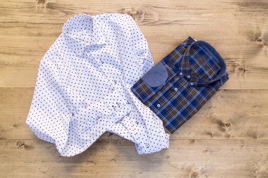 Ahşap tahta üzerinde modern gömlek