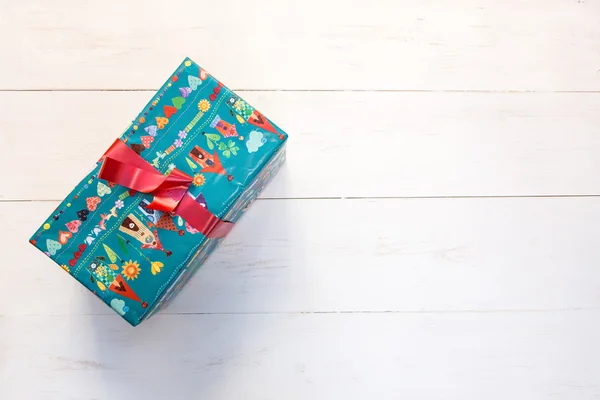 Geschenkboxen mit farbigem Papier — Stockfoto
