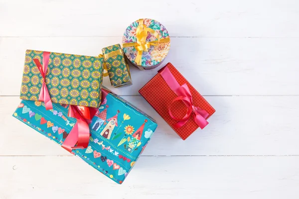 Geschenkboxen mit farbigem Papier auf weißem Tisch — Stockfoto
