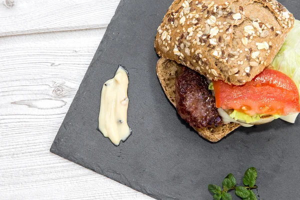 Burger med ost, tomat, salat a – stockfoto