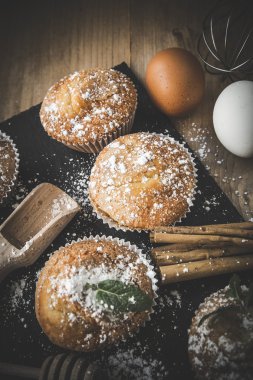 Yıldız anason, tarçın ve nane ile ev yapımı kek