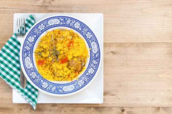 Rice with chicken and vegetables in bowl — Stock Photo, Image