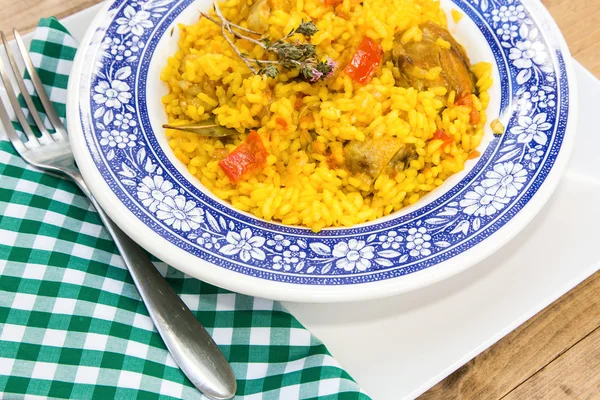 Arroz con pollo y verduras en tazón — Foto de Stock