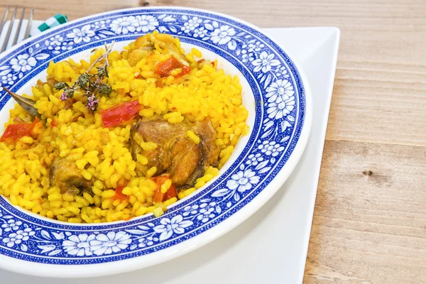 Arroz con pollo y verduras en tazón — Foto de Stock