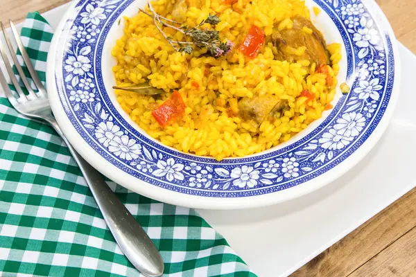 Arroz con pollo y verduras en tazón — Foto de Stock