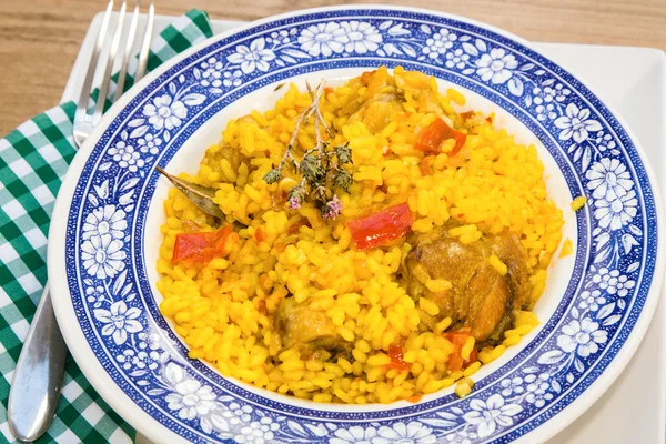 Arroz con pollo y verduras en tazón — Foto de Stock