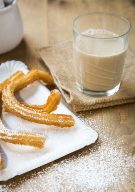 Churros sıcak kahve ve şeker ile