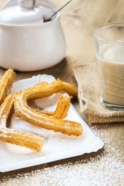 Churros sıcak kahve ve şeker ile