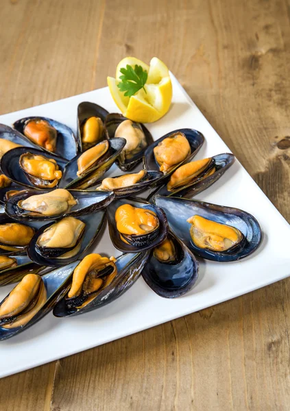 Steamed mussels with lemon and parsley — Stock Photo, Image