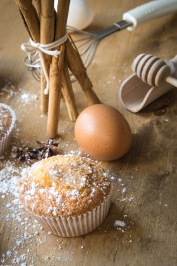 Yıldız anason, tarçın ve nane ile ev yapımı kek