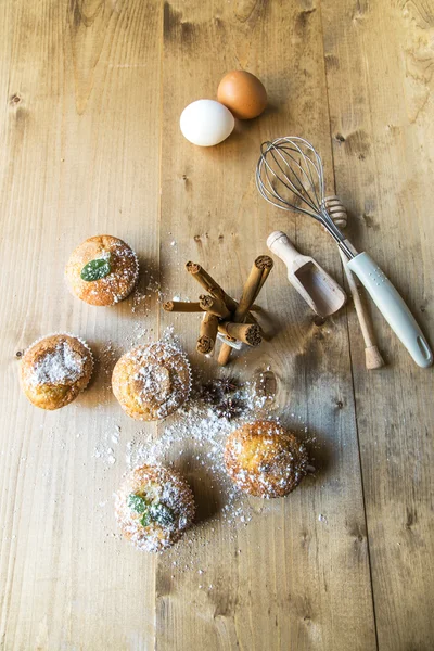Muffins faits maison avec anis étoilé, cannelle et menthe — Photo