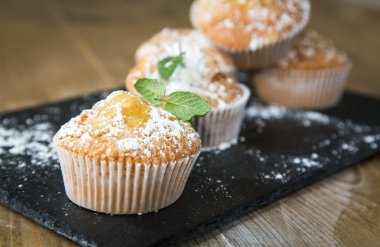 Yıldız anason, tarçın ve nane ile ev yapımı kek