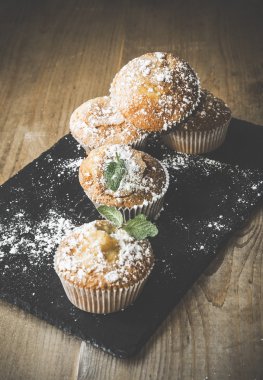 Yıldız anason, tarçın ve nane ile ev yapımı kek