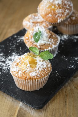 Yıldız anason, tarçın ve nane ile ev yapımı kek