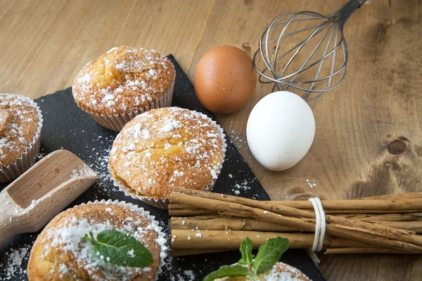 Muffins faits maison avec anis étoilé, cannelle et menthe — Photo