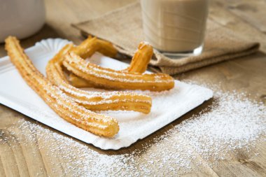 Churro kahve süt ve şeker ile