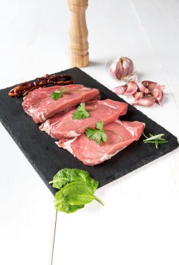 Biber ve otlar ham sığır eti biftek