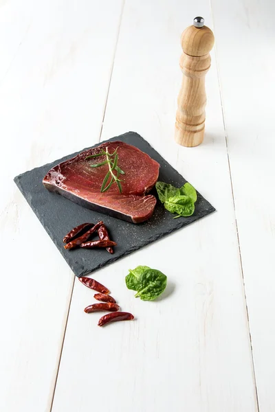 Bistecca di tonno crudo con peperoni ed erbe aromatiche — Foto Stock
