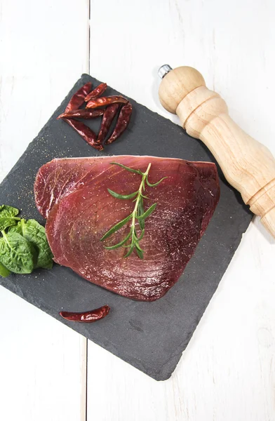 Bistecca di tonno crudo con peperoni ed erbe aromatiche — Foto Stock