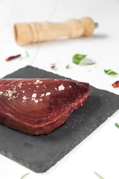 Bistecca di tonno crudo con peperoni ed erbe aromatiche — Foto Stock