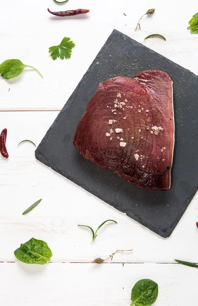 Bistecca di tonno crudo con peperoni ed erbe aromatiche — Foto Stock