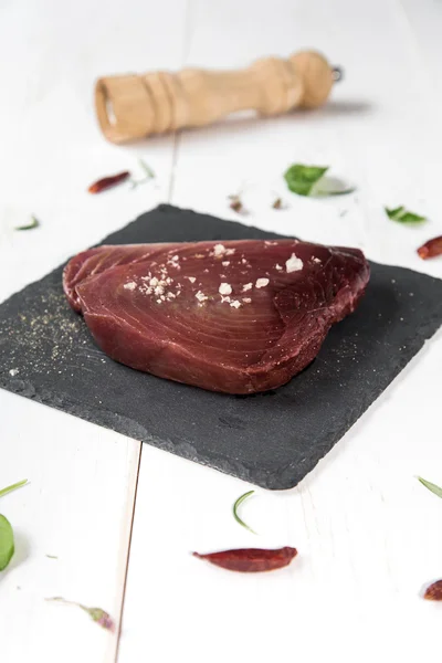 Bistecca di tonno crudo con peperoni ed erbe aromatiche — Foto Stock