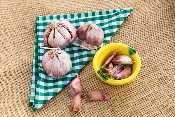 Vitlök med grön rutig servett — Stockfoto