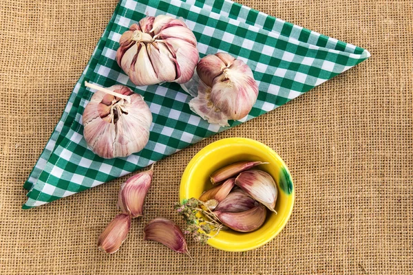 Vitlök med grön rutig servett — Stockfoto