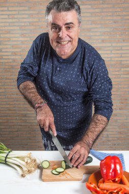 Komik adam ahşap tahta üzerinde Sebze Doğrama