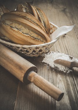 Taze ekmek bir sepete koy