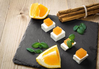 Aperatif peynir ayva ve taze portakal ile