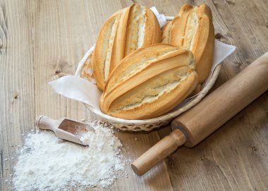 Taze ekmek bir sepete koy