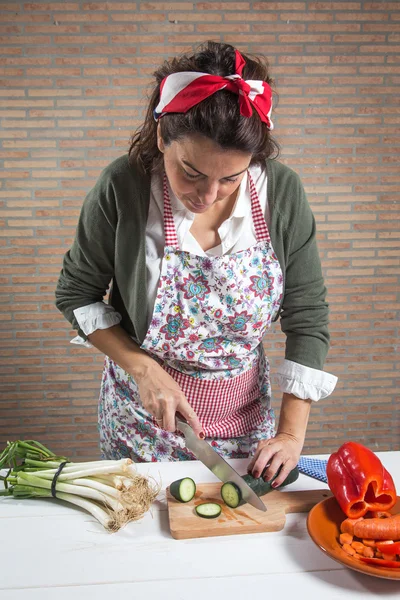 木の板で野菜を切る女性 — ストック写真