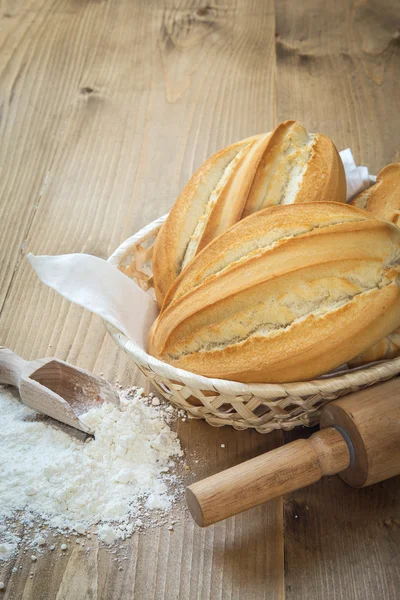 Свежий хлеб положить в корзину — стоковое фото