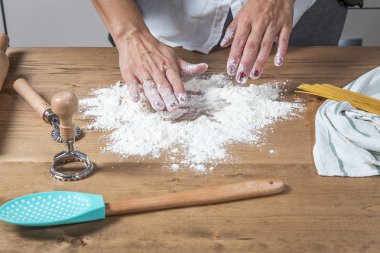 Kadın Şef spagetti yapma